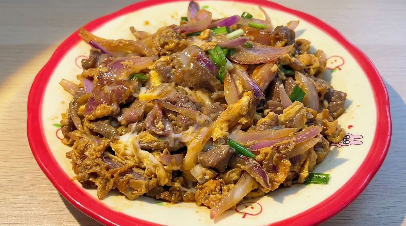 Zwiebel-Rindfleisch mit Rührei auf Reis