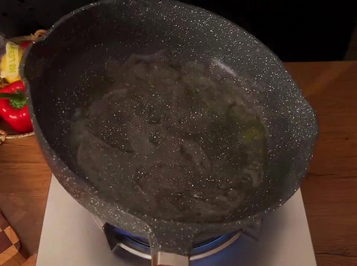 Meeresfrüchtemischung in einer heißen Pfanne mit Öl.