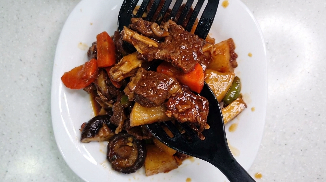 Klassisches Galbi-jjim (Koreanische geschmorte Rinderrippchen)