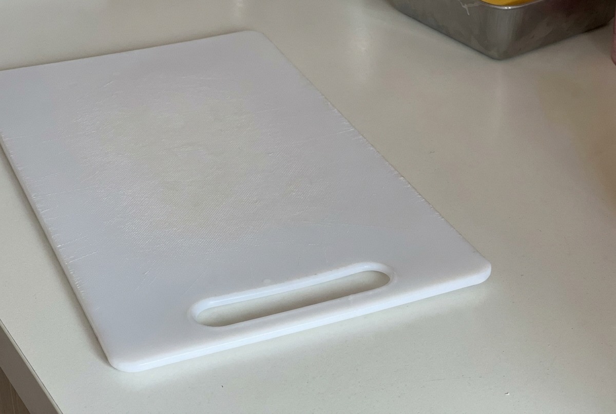 Das hohe Sandwich wird sanft zusammengedrückt.