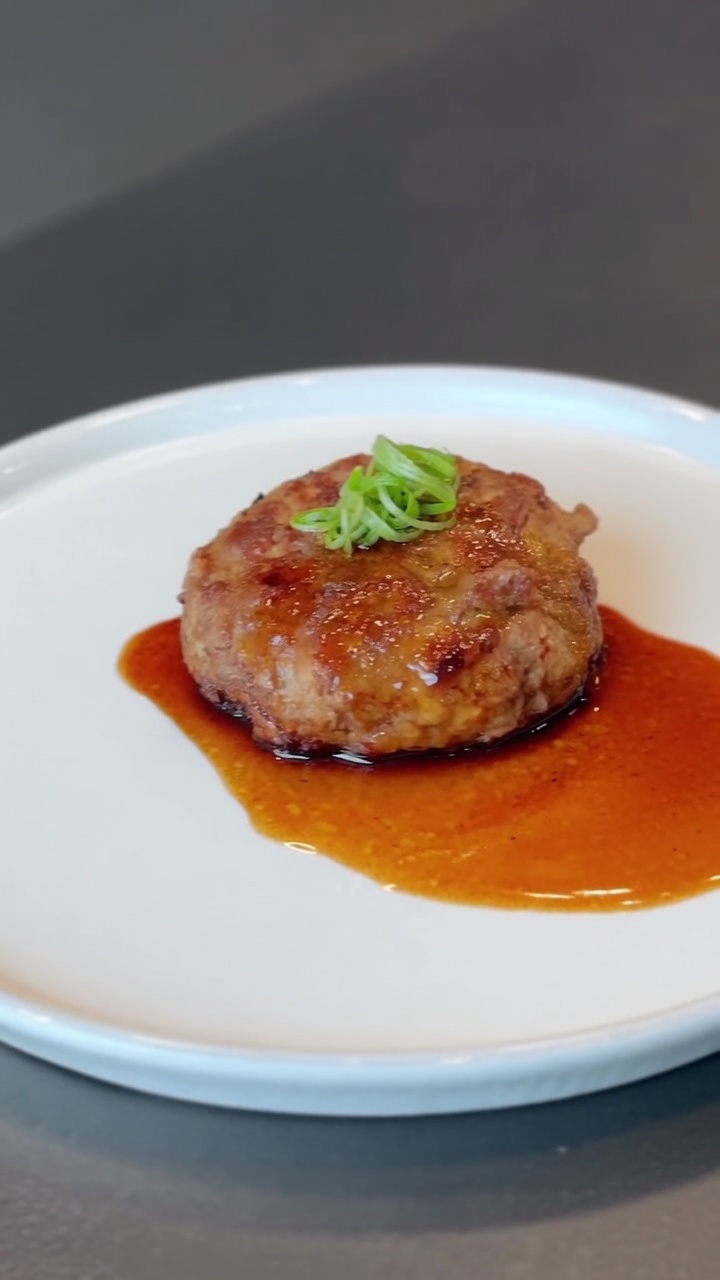 Klassisches japanisches Hamburger Steak (Hambagu)