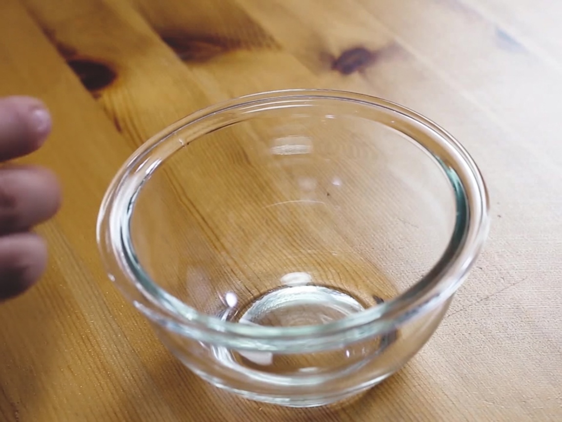 Eine verquirlte Mischung aus Ei, Milch und Mayonnaise in einer Glasschale.
