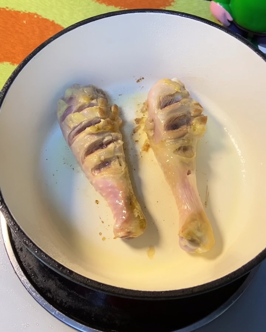 Goldbraune Hähnchenunterkeulen im Topf.