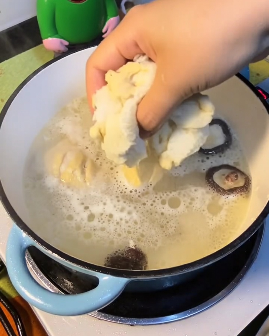 Stücke von Bambuspilzen im Suppentopf.