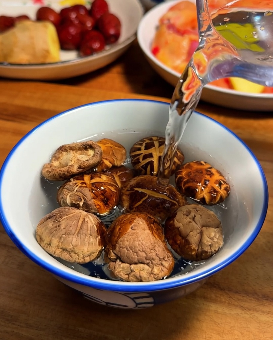Frische Ingwerscheiben, ordentlich auf einem Holzschneidebrett angeordnet.