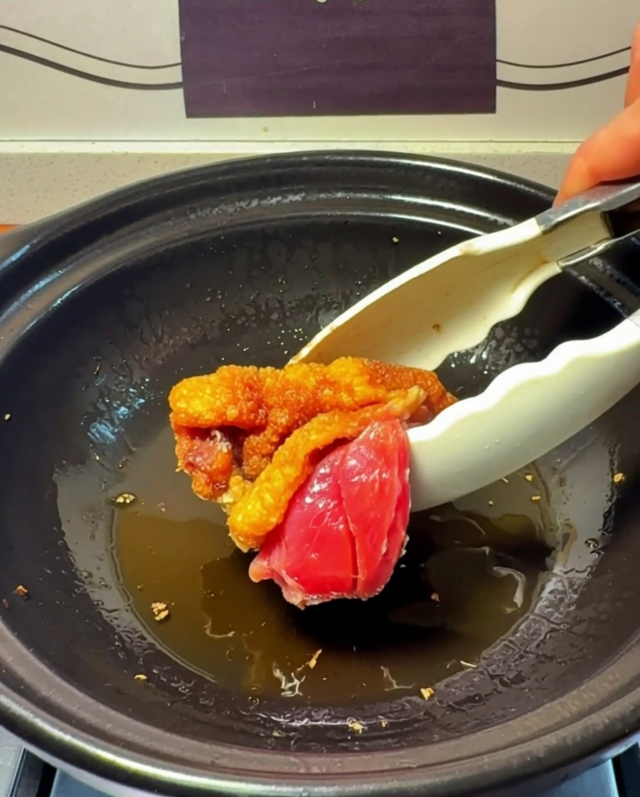 Hähnchenstücke braten und bräunen im Tontopf.