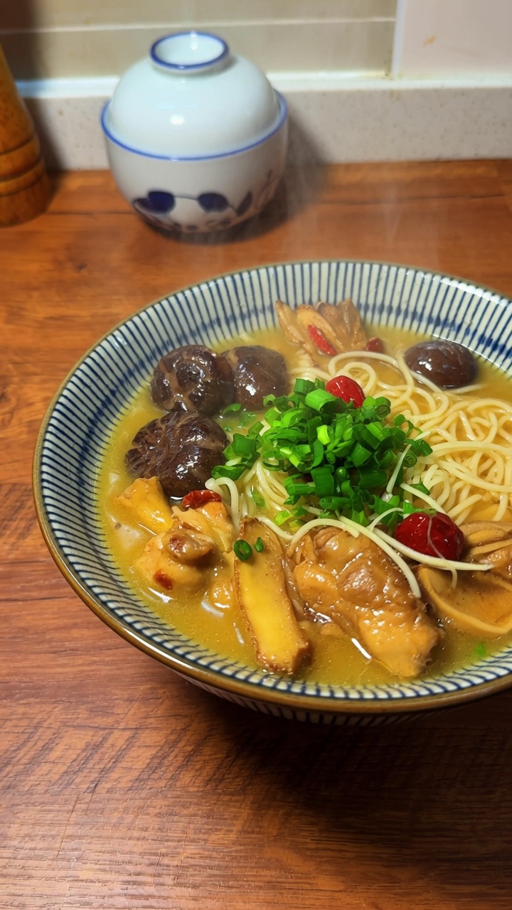 Traditionelle Sesamöl-Hähnchen-Nudelsuppe