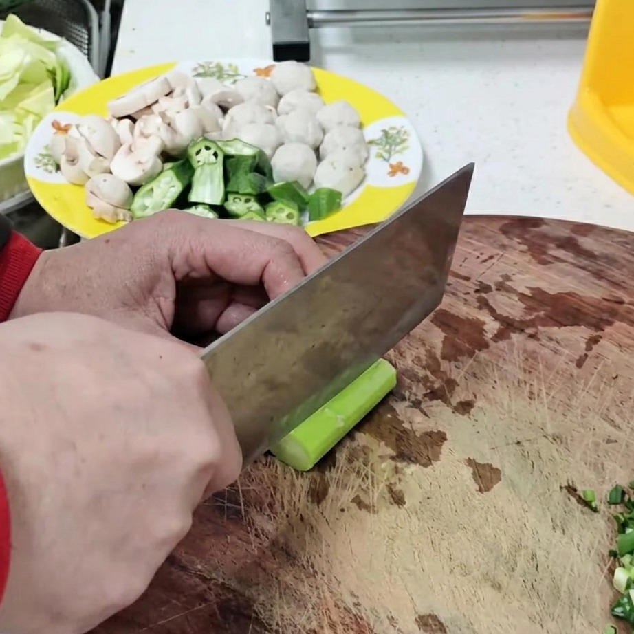 Frische Bambussprossenscheiben, bereit zur Zugabe in die Suppe.