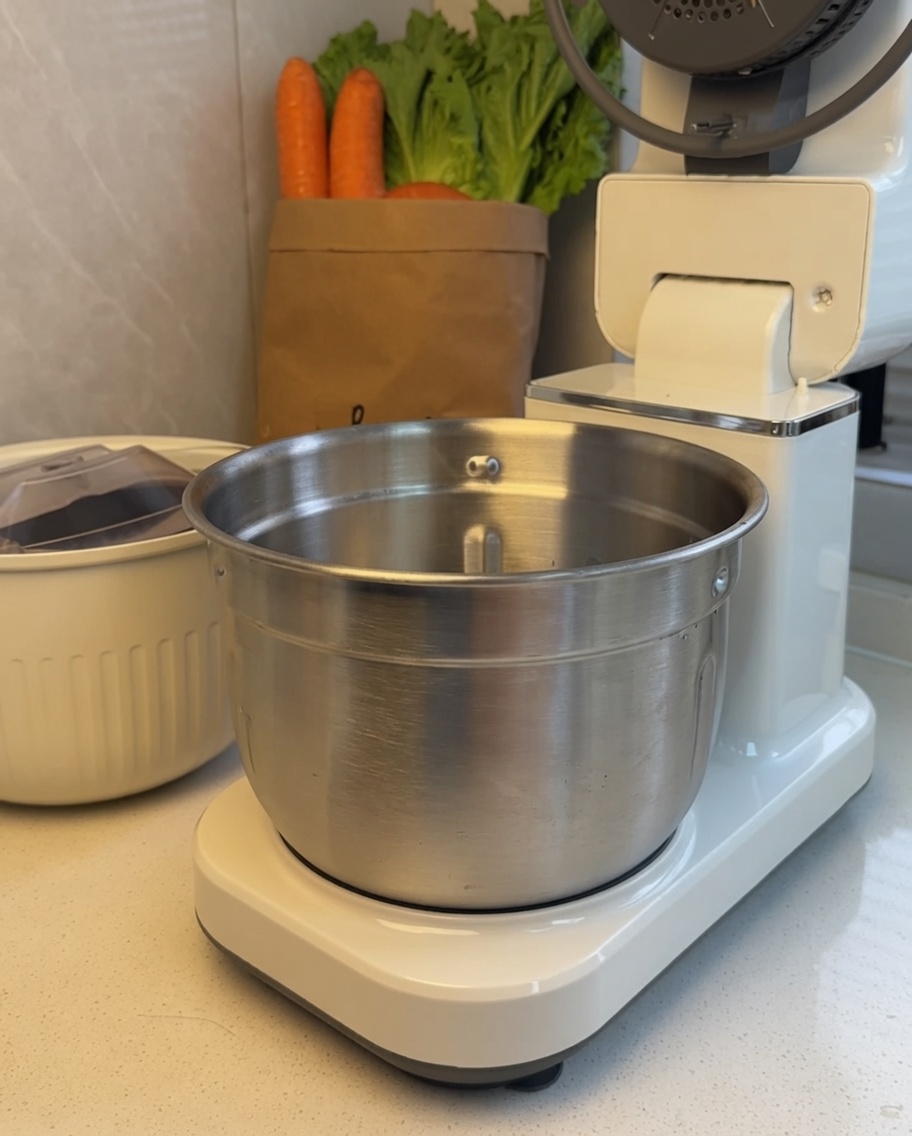 Rindfleischstücke in der Edelstahlschüssel einer Küchenmaschine.