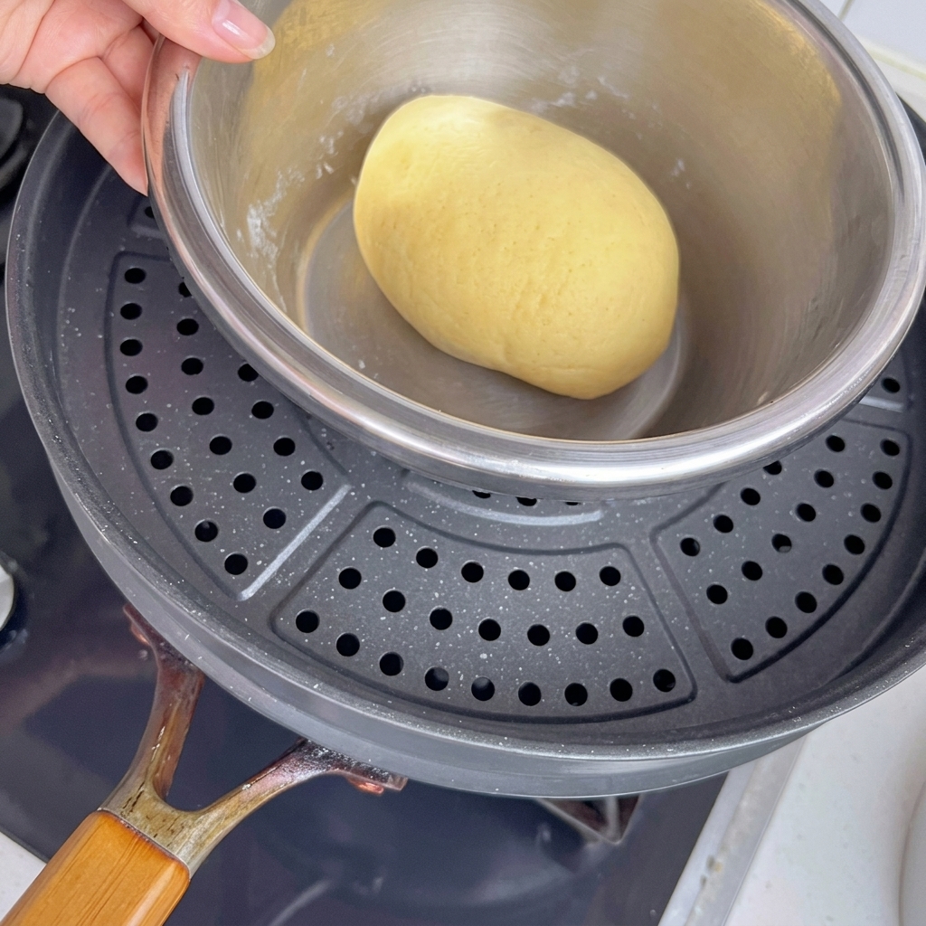 Teigschüssel in einem warmen Wasserbad.