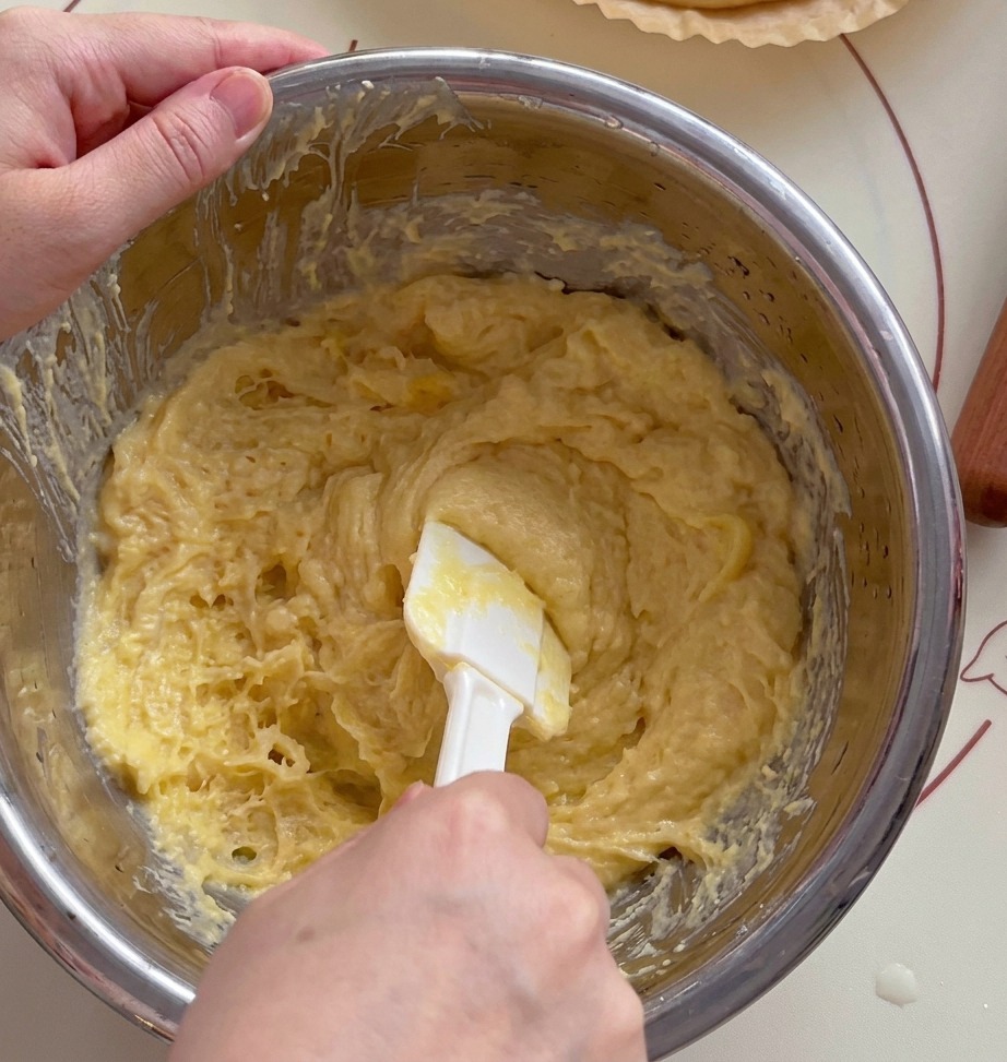 Durian wird in einer Metallschüssel zu einer Paste verarbeitet.