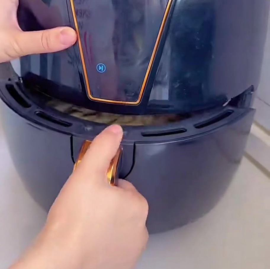 Pizza im Airfryer-Einschub.