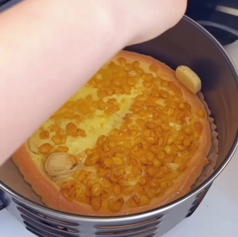 Rand wird mit einem Pinsel geölt.