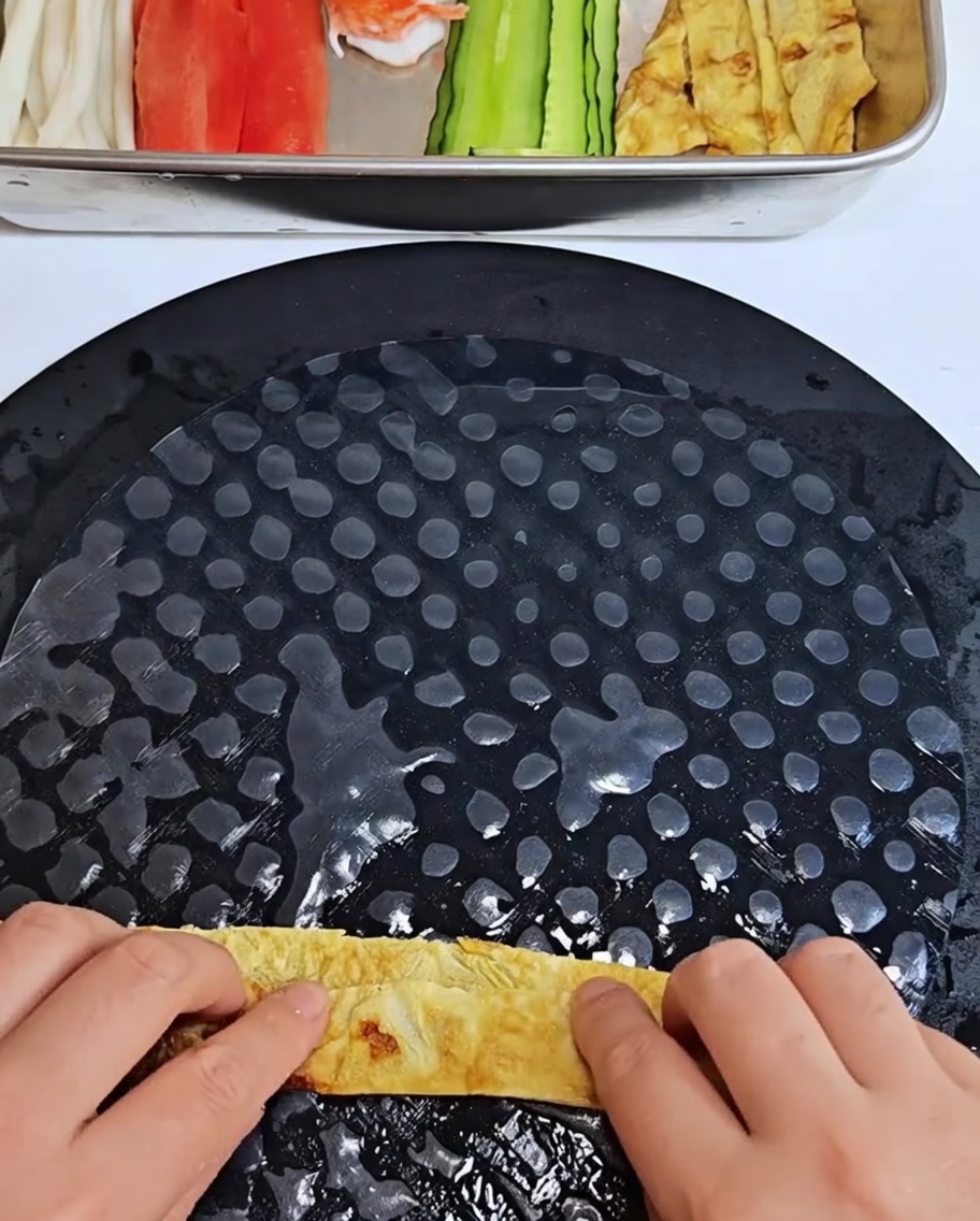 In Reispapier gerollte Ei-Omelett-Streifen.