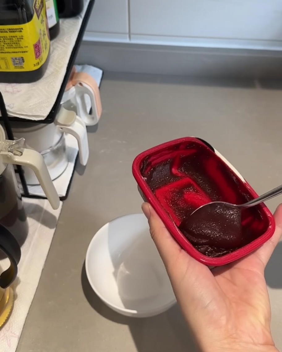 Kleine weiße Schüssel mit Gochujang und Sojasauce.