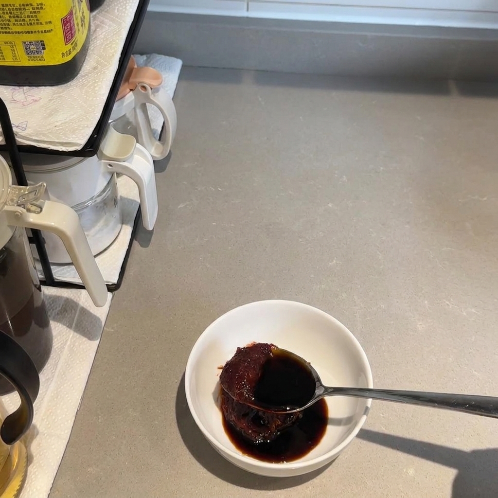 Saucenbasis in der Schüssel mit weiteren Zutaten.