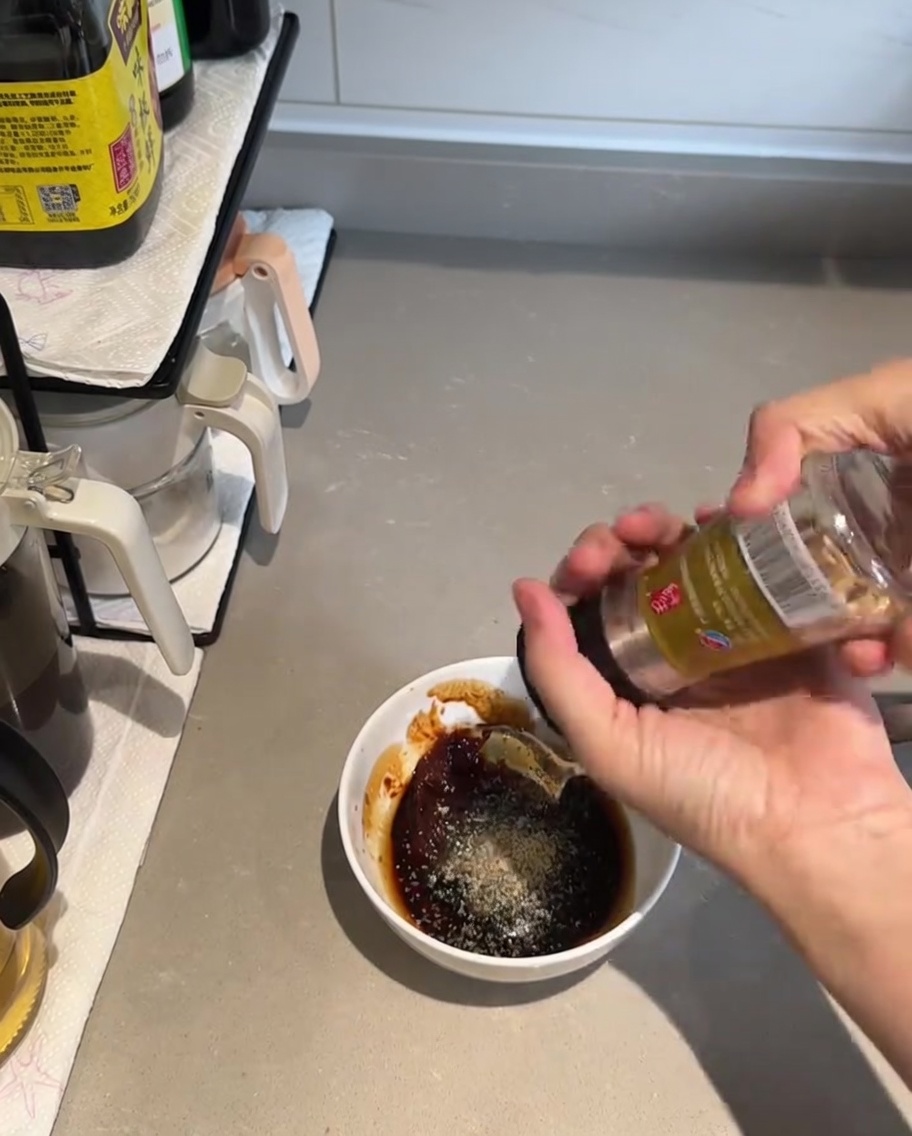 Eine glatte, dunkle Sauce in einer kleinen Schüssel.