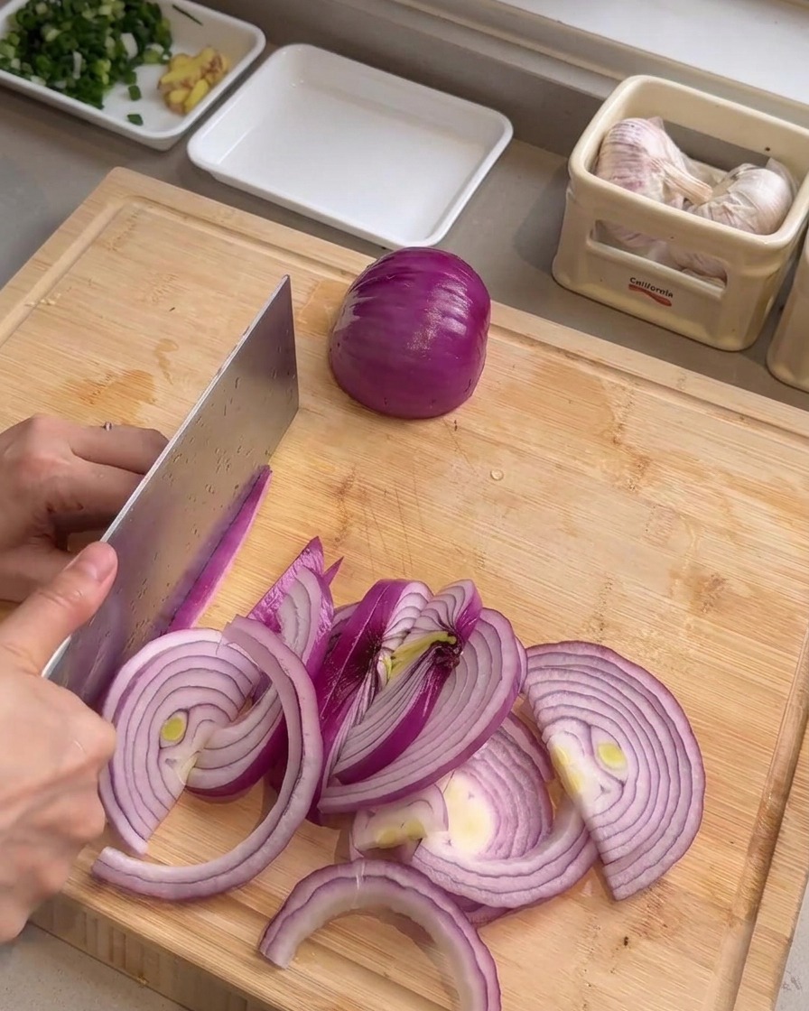Frühlingszwiebeln werden in Ringe geschnitten.