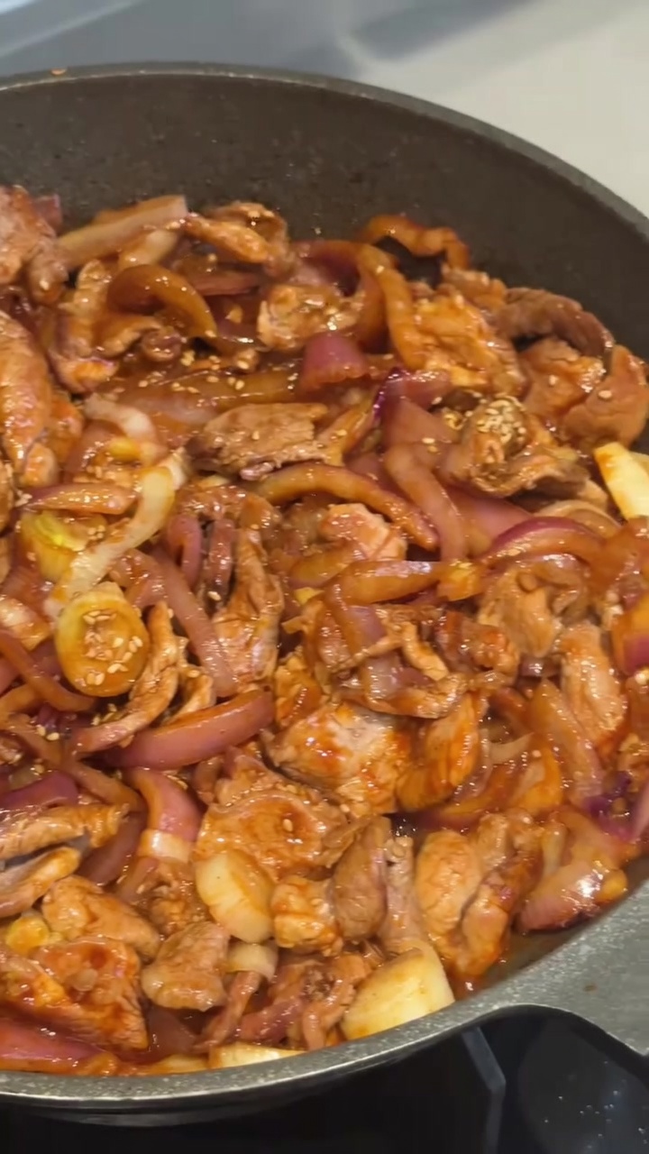 Koreanisches würziges Pfannengerührtes Schweinefleisch (Jeyuk Bokkeum)