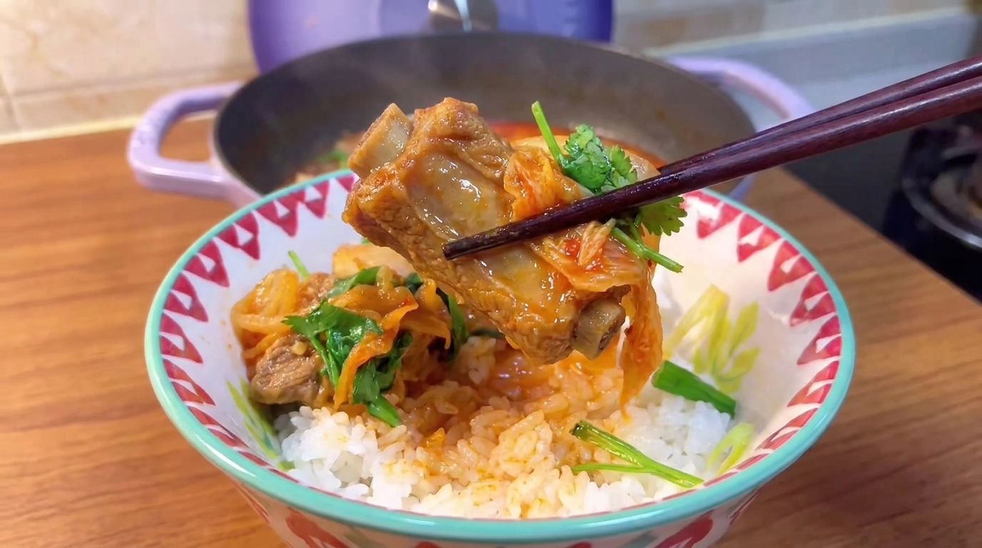 Herzhafte koreanische Kimchi-Schweinerippchen-Suppe (Kimchi Jjigae)