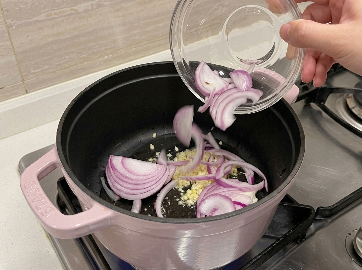 Knoblauch und rote Zwiebel in einem Topf mit Öl angedünstet.