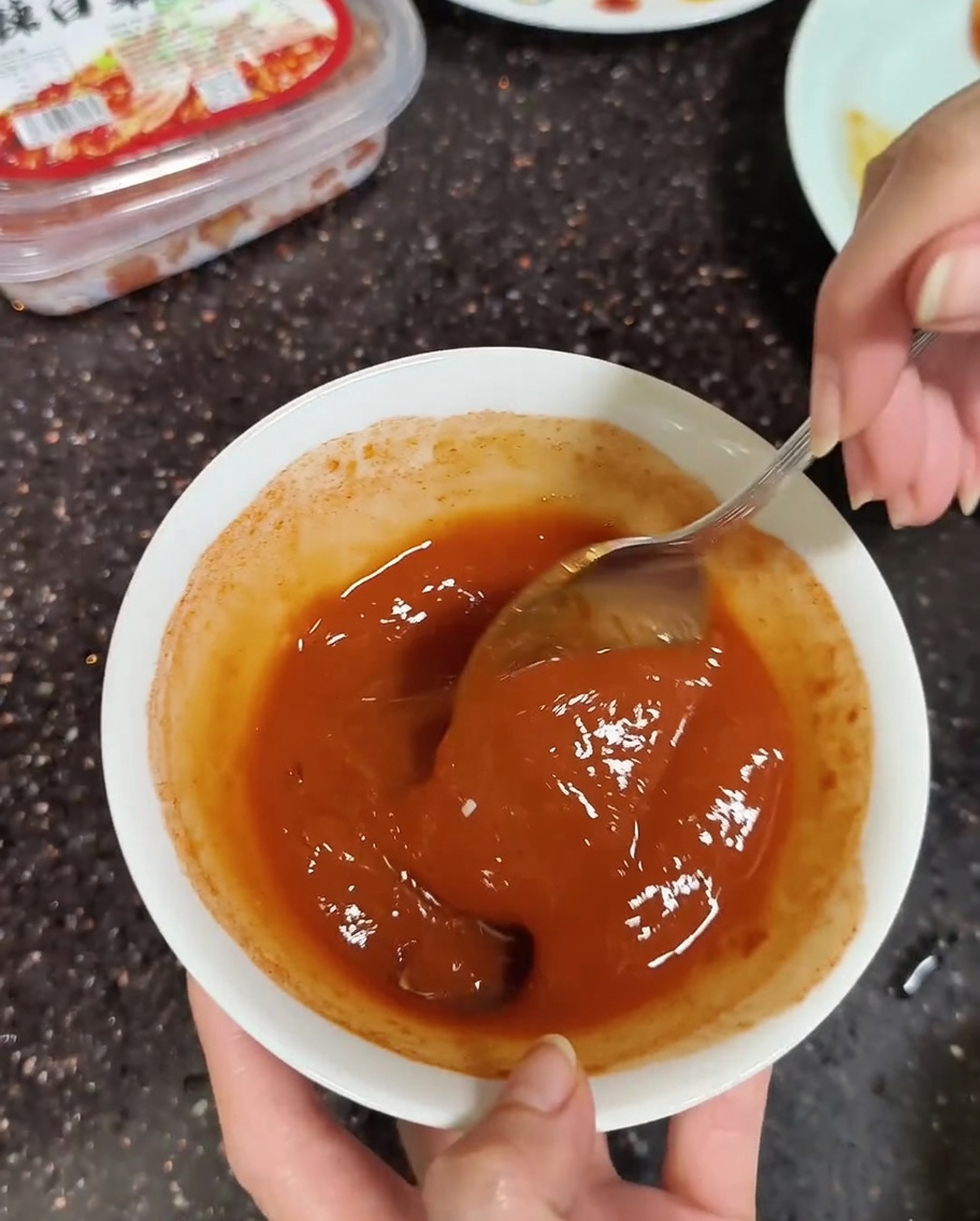 Sojabohnen- und Chilipaste werden mit etwas Wasser glatt gerührt.