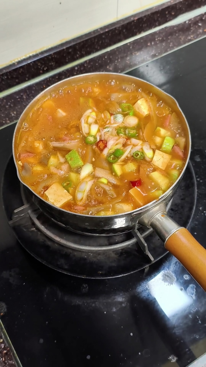 Traditioneller Koreanischer Sojabohnenpasten-Eintopf (Doenjang Jjigae)