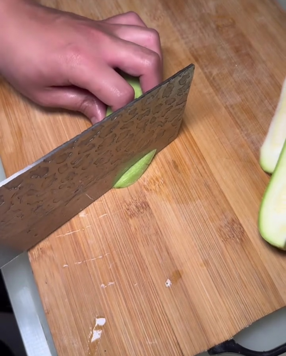 In grobe Stücke geschnittene Zucchini ohne Kerne.