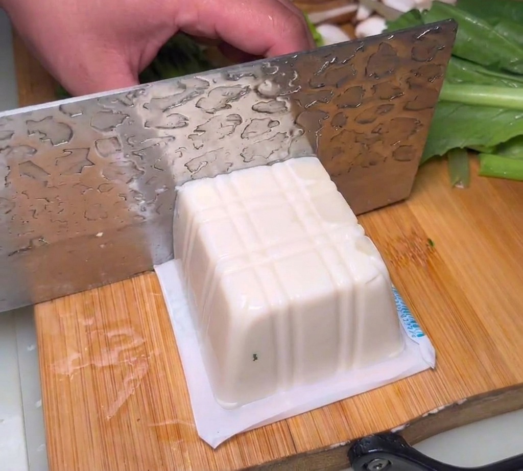 In Blöcke geschnittener, zarter Seidentofu.