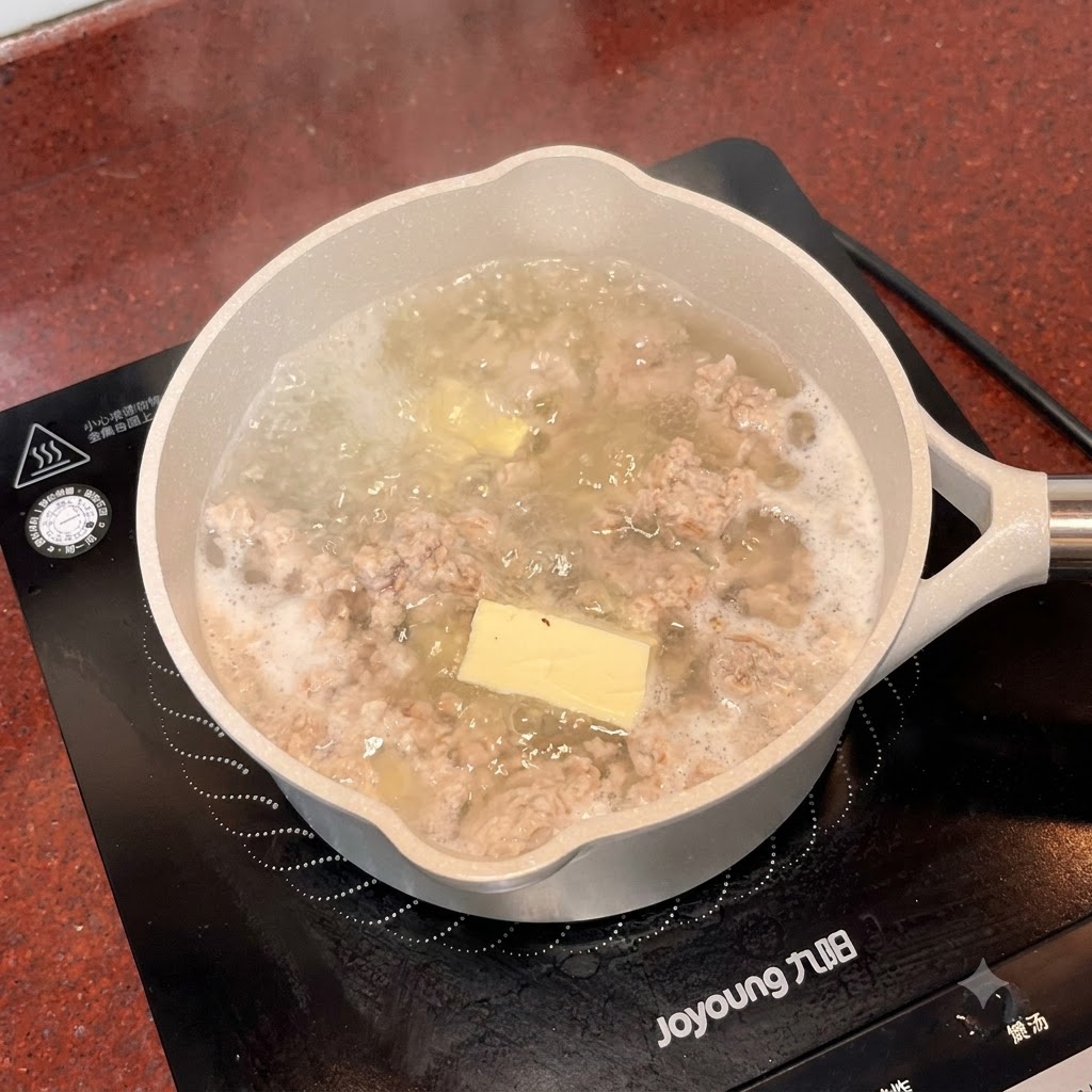 Salz und MSG werden mit einem kleinen weißen Löffel in den köchelnden Suppentopf gegeben.
