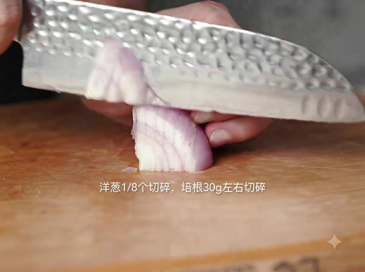 Ein Kochmesser schneidet ein Stück rote Zwiebel auf einem Holzbrett mit vietnamesischem Textoverlay.