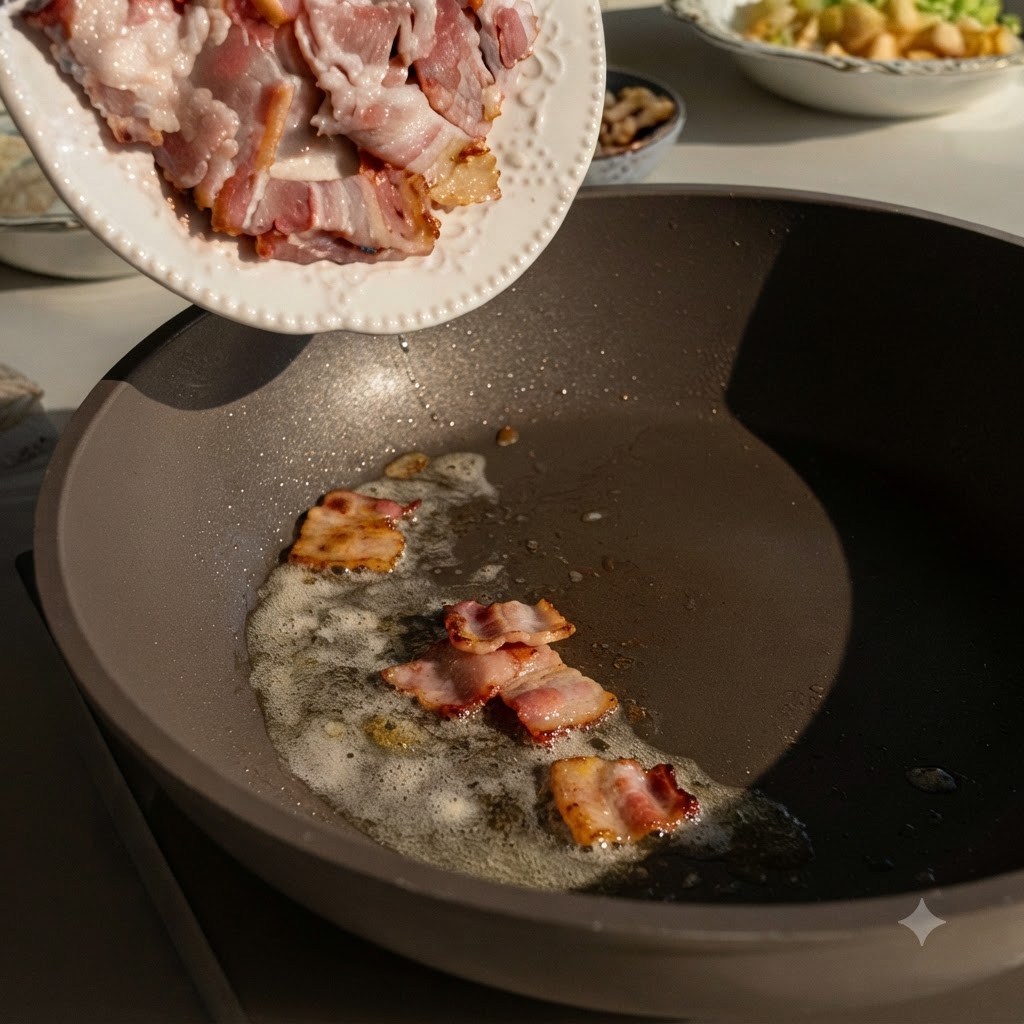 Knusprige Speckstreifen und -stücke brutzeln in einer heißen Pfanne und bräunen an.