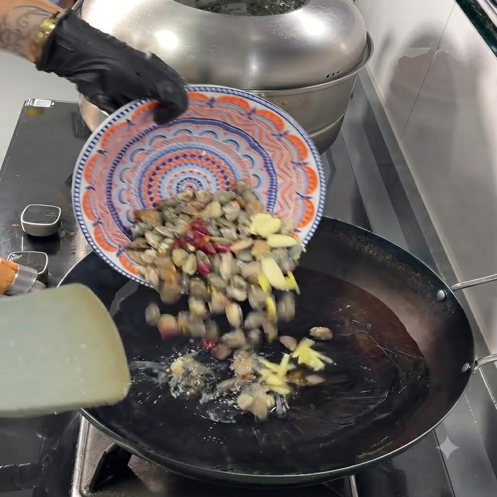 Muscheln, in Scheiben geschnittener Knoblauch, Ingwer und getrocknete Chilischoten fallen von einem Teller in den heißen Wok.