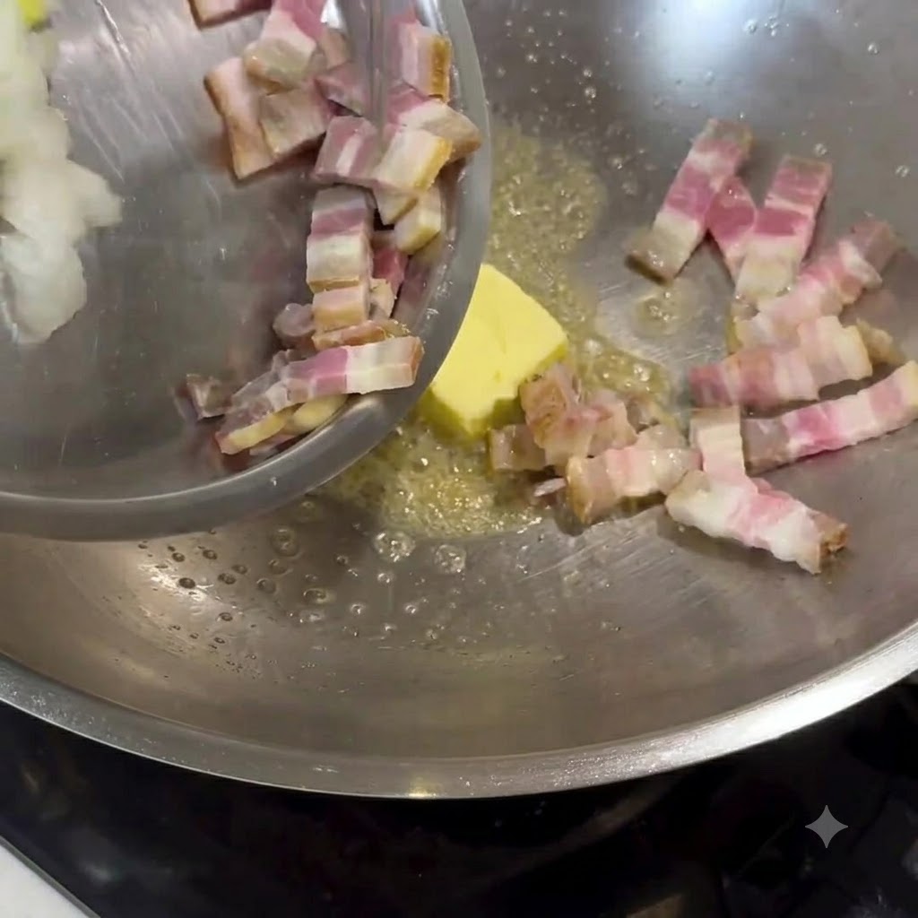 Butter schmilzt in einem Metallwok, gehackter Speck und Zwiebeln werden hinzugefügt und umgerührt.