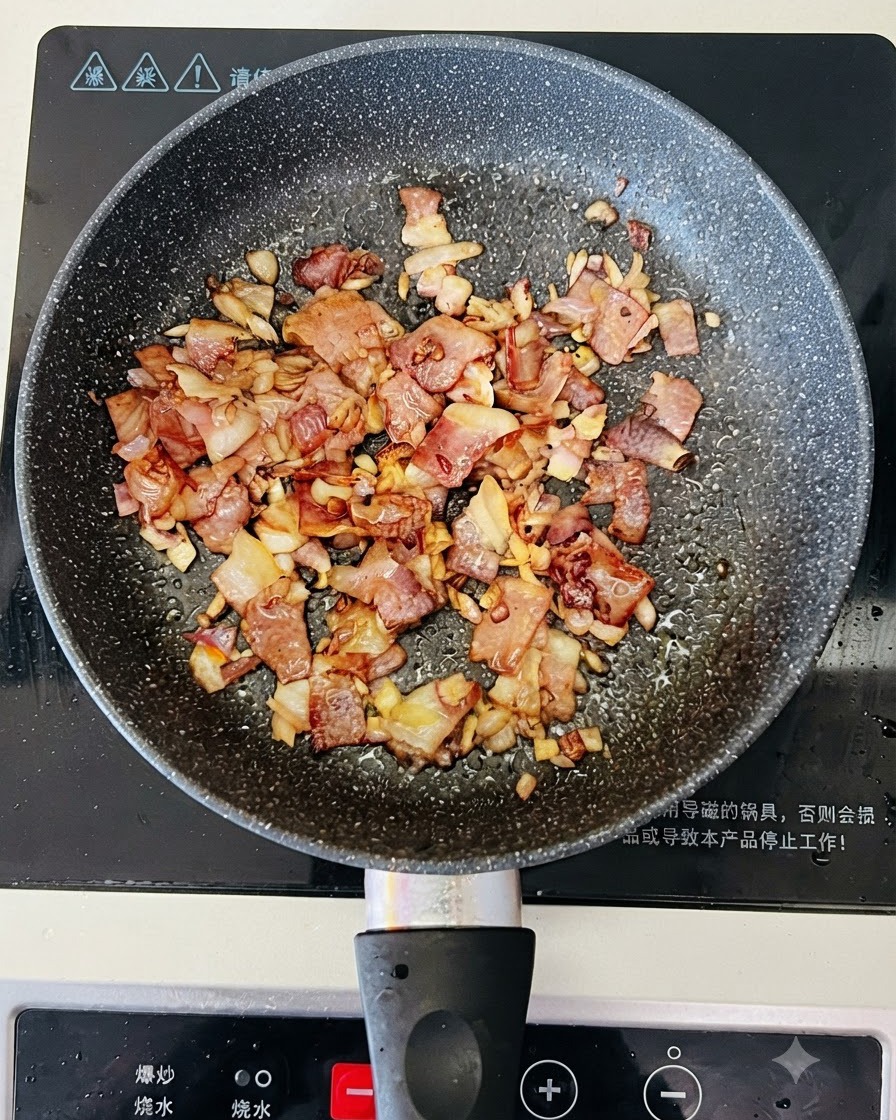 Klares Wasser wird aus einer Schüssel in eine Pfanne mit gekochtem Speck und Zwiebeln gegossen.