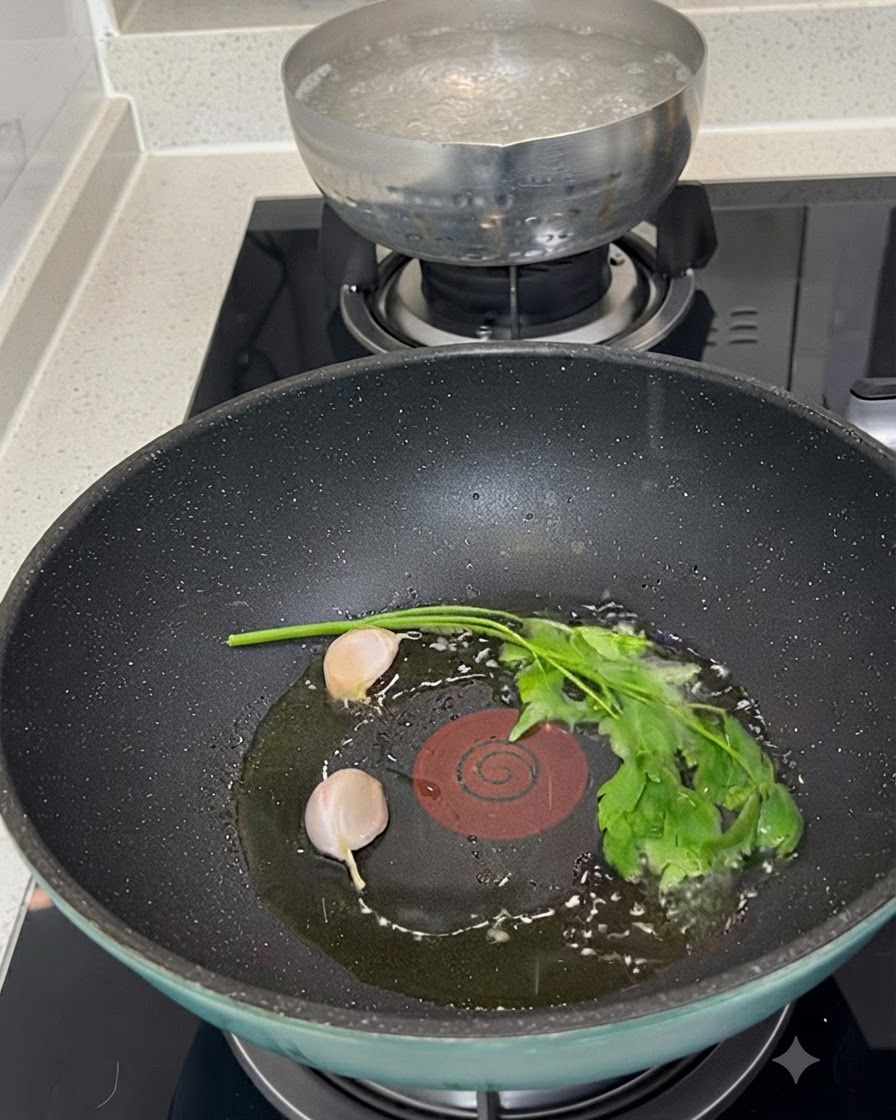 Rohe Muscheln, zwei geschälte Knoblauchzehen und ein Zweig frischer grüner Petersilie liegen in Olivenöl in einer Pfanne.