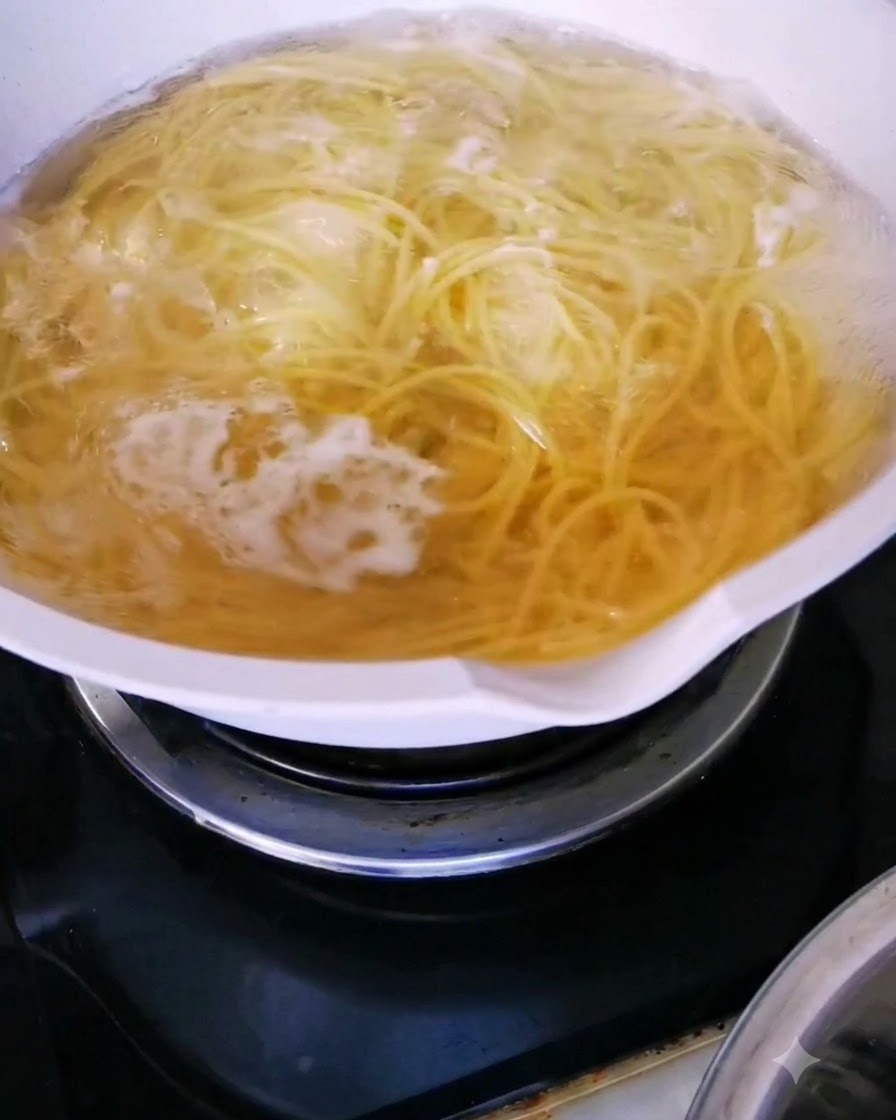 Spaghetti kochen sprudelnd in einem Topf mit heißem Wasser.