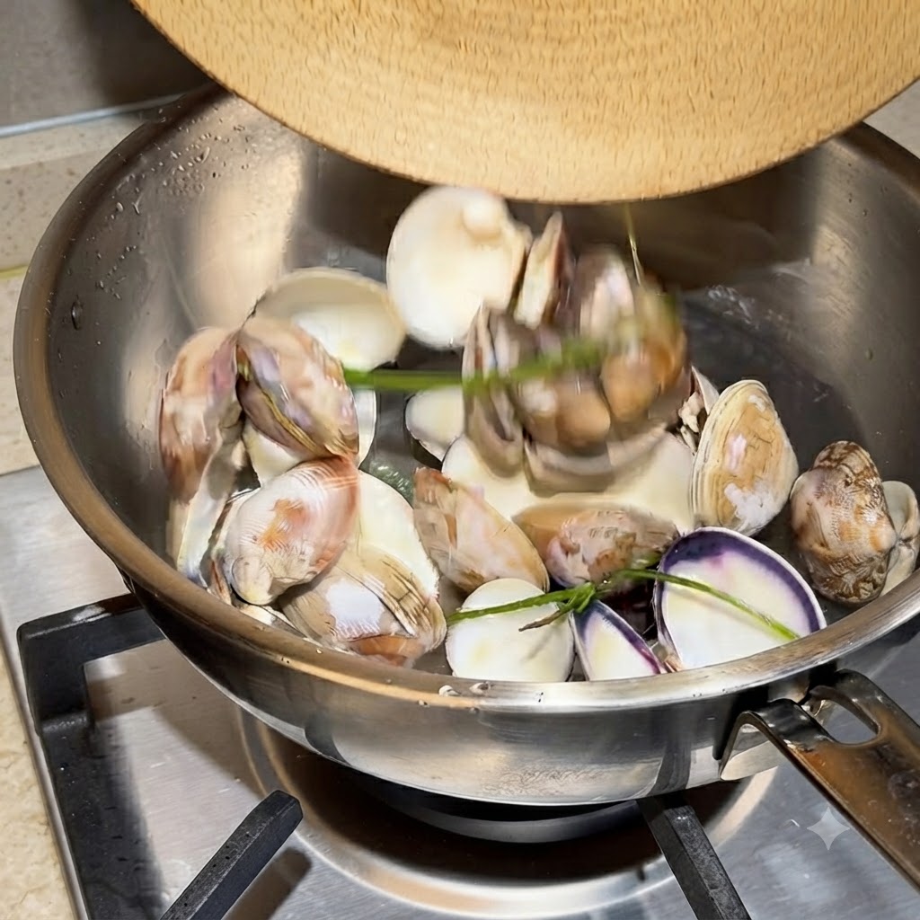 Leere Muschelschalen und Wasser kochen heftig in einem Edelstahltopf.