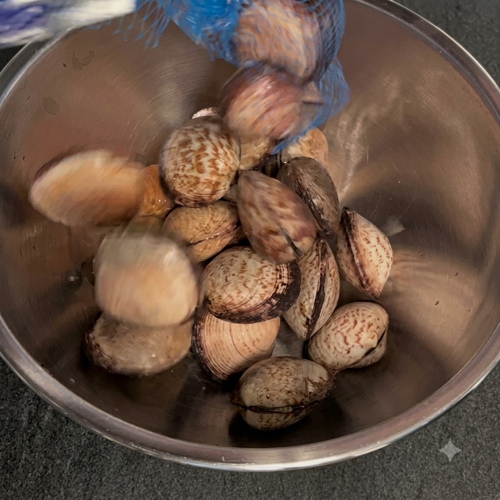 Muscheln werden in eine Metallschüssel mit warmem Wasser, Salz und Öl gegeben.
