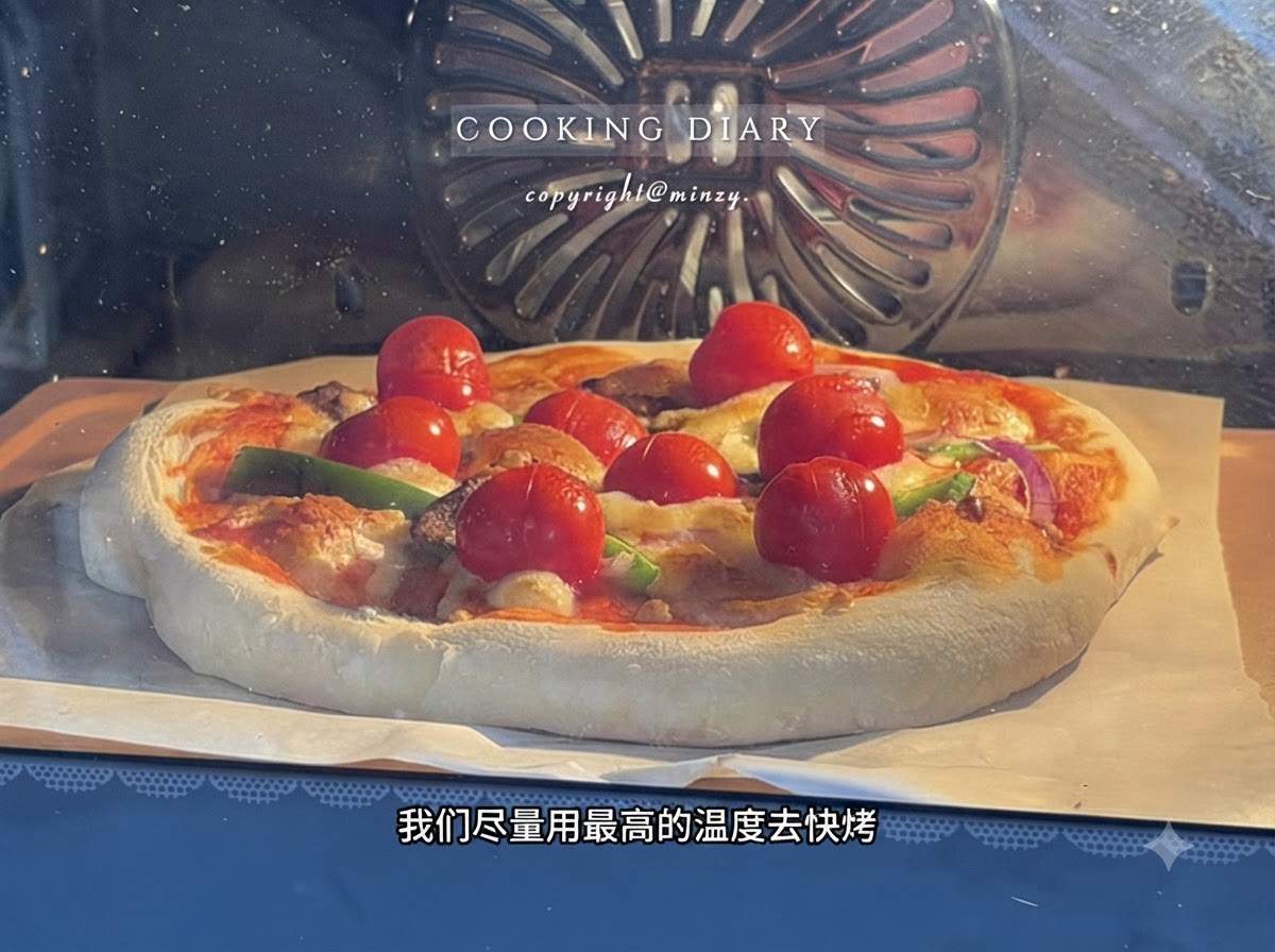 Eine belegte Pizza backt in einem heißen Ofen, sichtbar durch das Glasfenster.