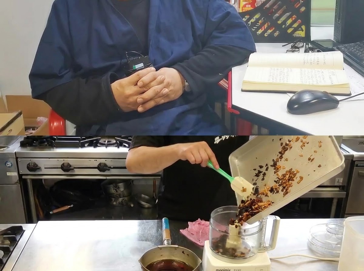 Ein Tablett schüttet abgekühltes Öl und verschiedene frittierte Knoblauchscheiben in einen Zerkleinerer.