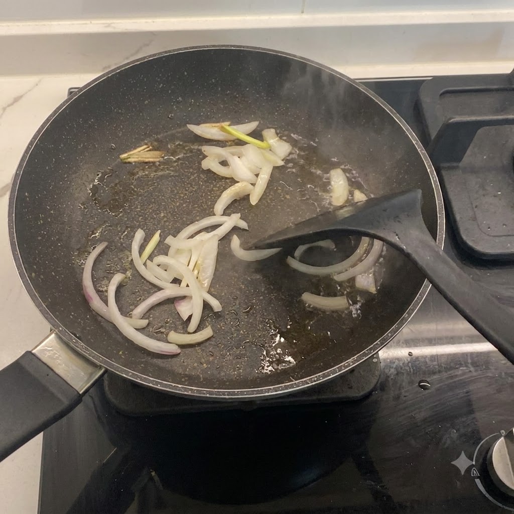 Geschnittene Zwiebeln und Frühlingszwiebeln braten in einer heißen Pfanne mit Öl.