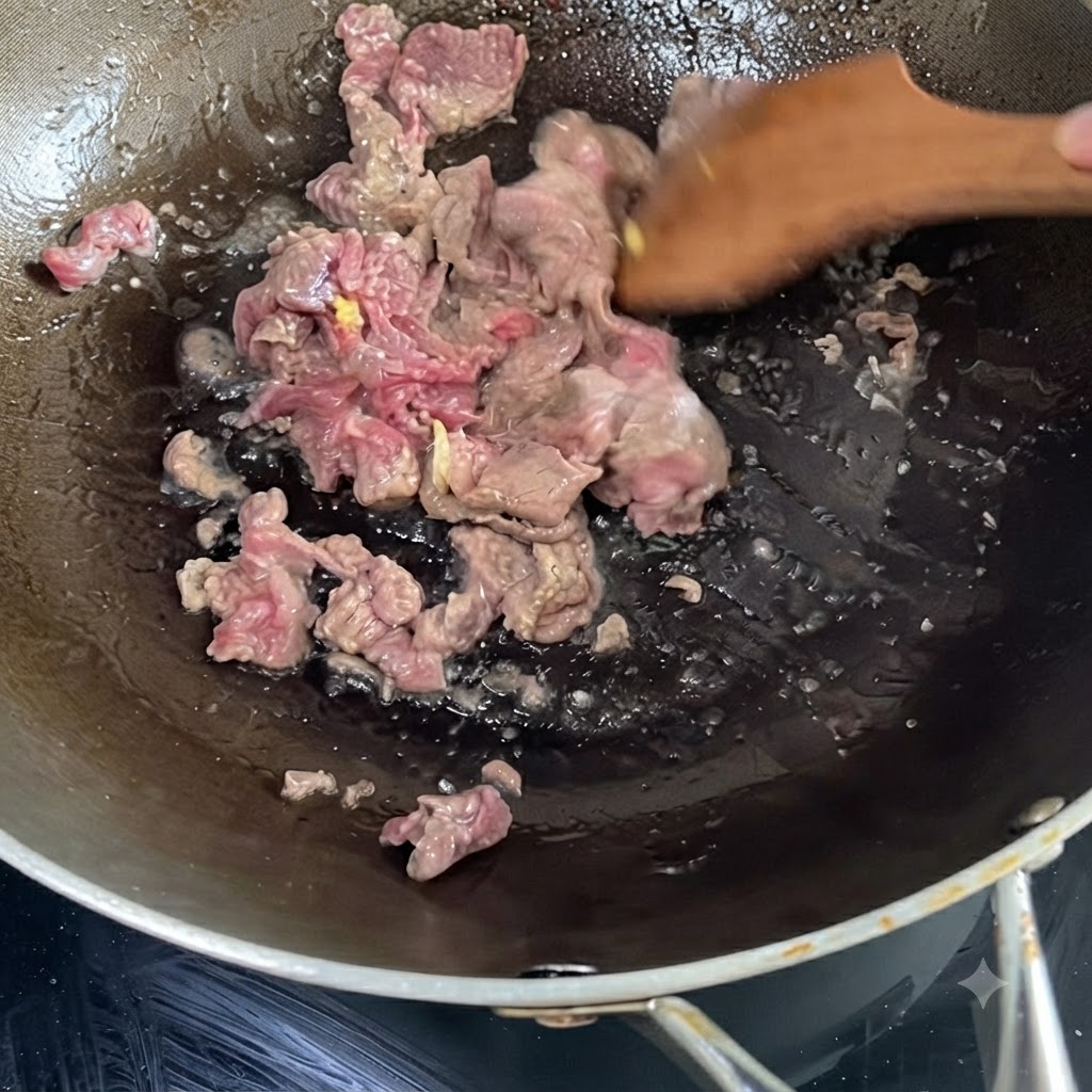 Mariniertes Rindfleisch brutzelt in einem heißen Wok und wird mit einem Holzlöffel gewendet.