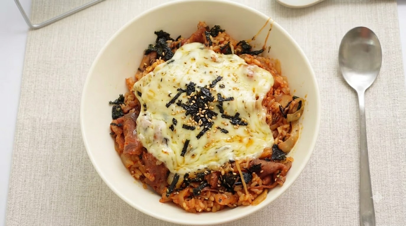 Kimchi-Rindfleisch-Gebratener-Reis mit geschmolzenem Käse