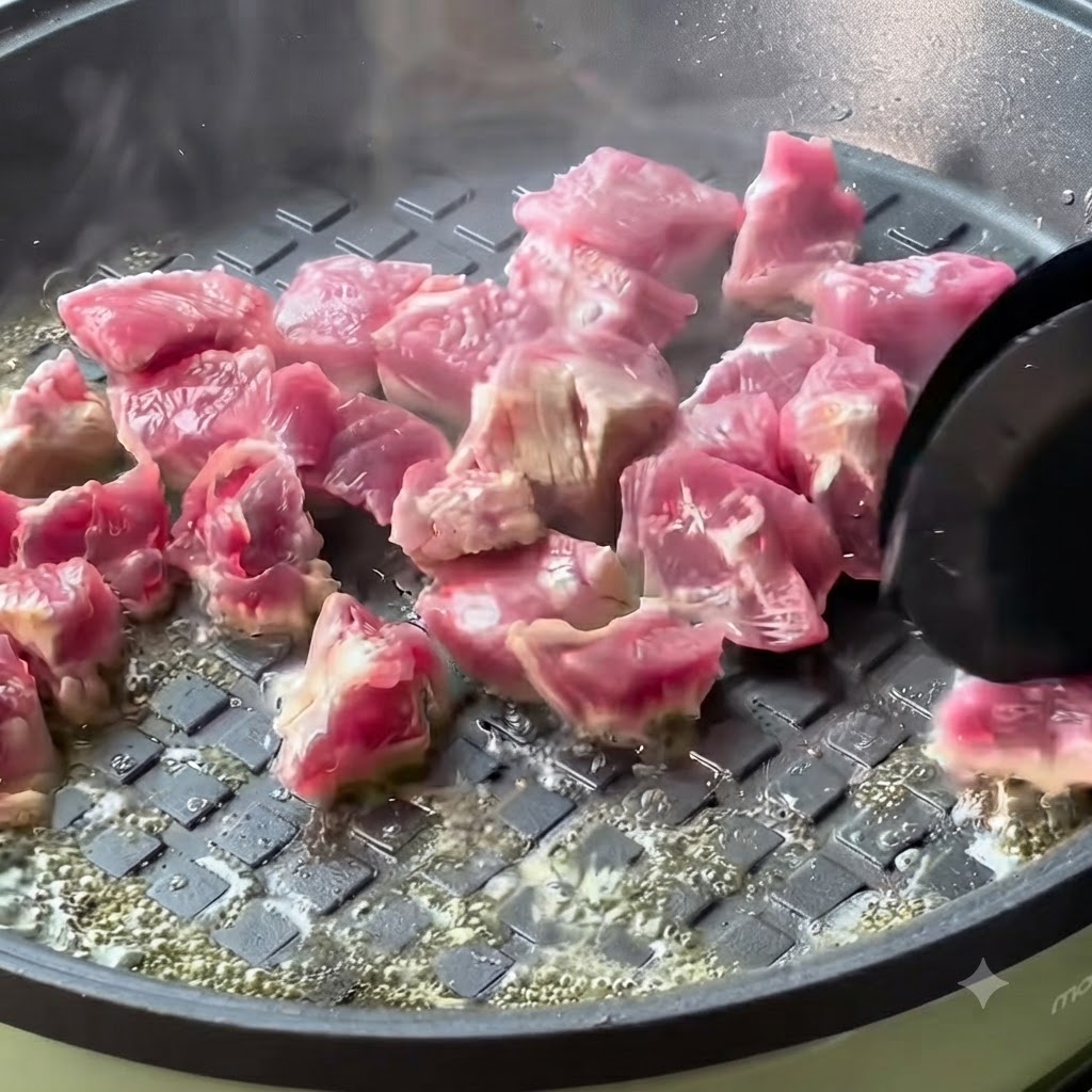 Rindfleischwürfel braten in einer heißen Pfanne und nehmen Farbe an.