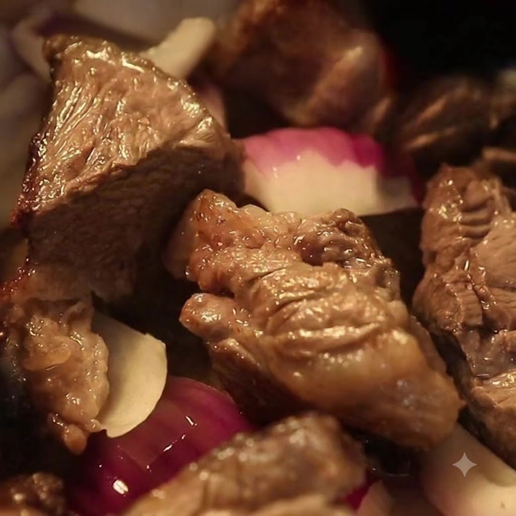 Helle Sojasauce wird über Rindfleisch und Zwiebeln in den Topf gegossen.