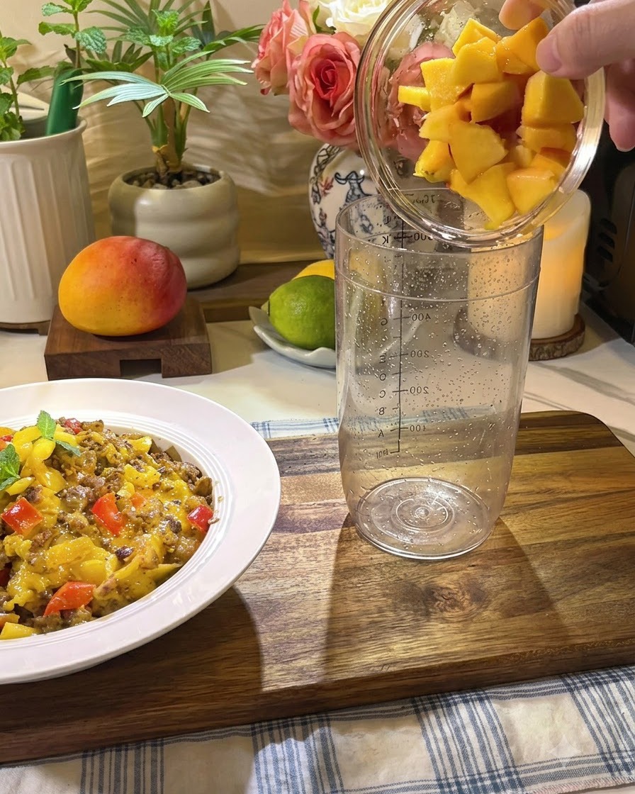 Frische Pfirsichstücke, Honig und Zitronenscheiben werden in ein hohes, transparentes Mixglas gegeben.