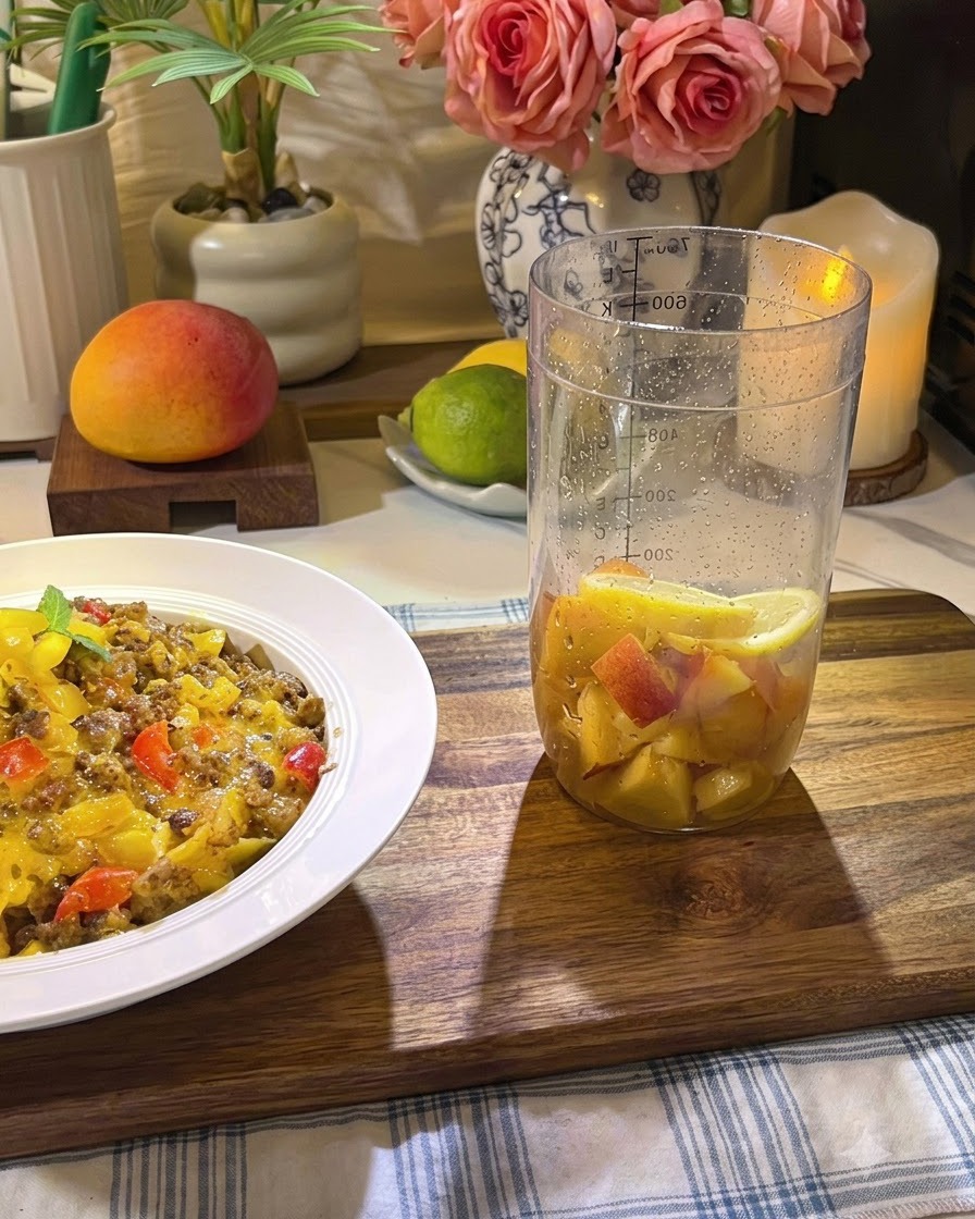 Fruchtzutaten werden mit einem Stößel in einem hohen Glas fest zerstampft.