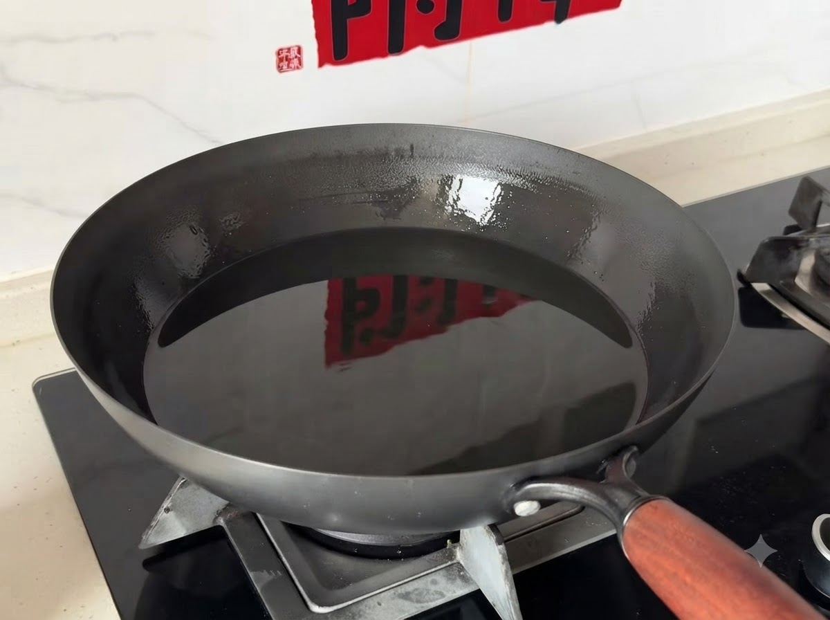 Ein tiefer Wok gefüllt mit sauberem Speiseöl steht auf einer Gasherdflamme.