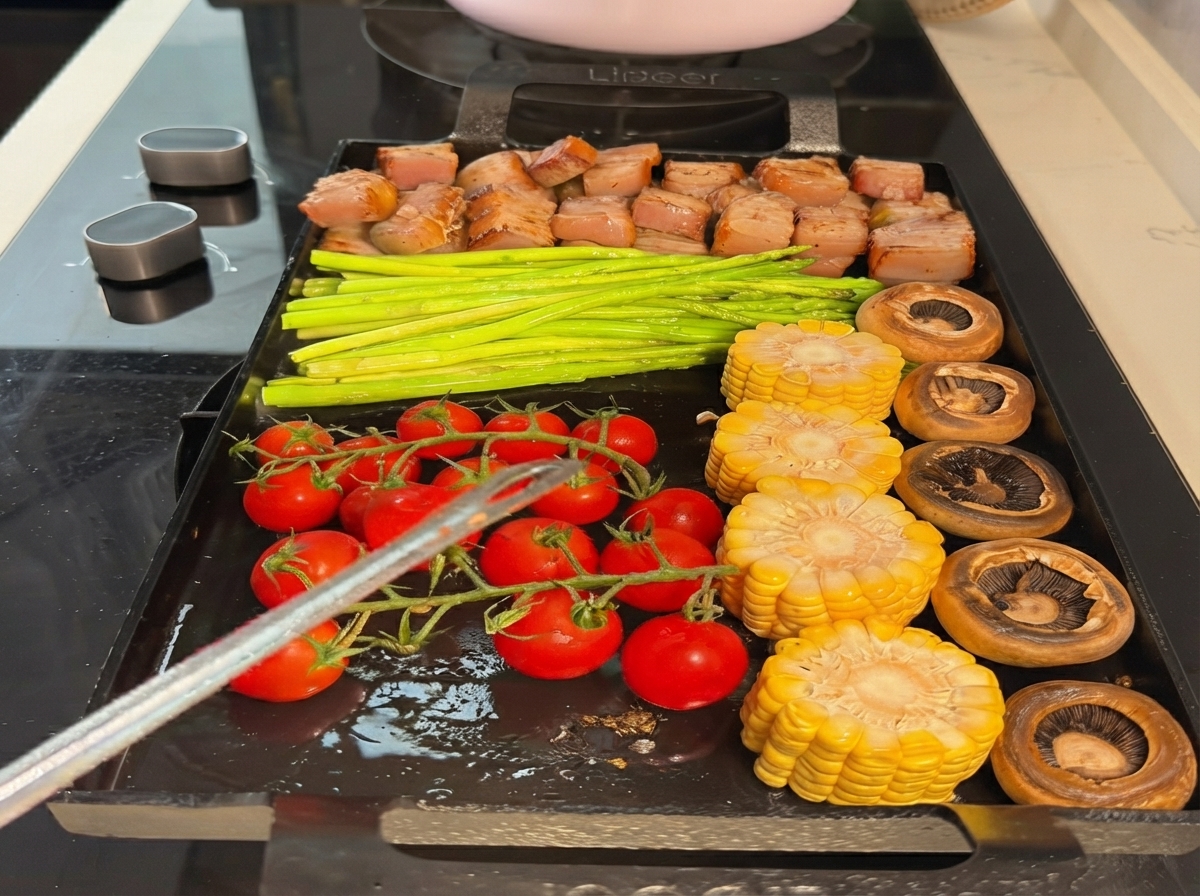 Karotten werden zur Grillmischung auf der Teppanyaki-Pfanne hinzugefügt.